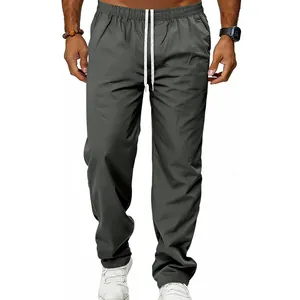 Detailansicht der grauen Herrenhose mit geradem Bein und verstellbarem Kordelzugbund.