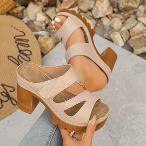 Nahaufnahme beiger Plateau-Sandalen mit Blockabsatz, Ziernähten und Cut-out-Details
