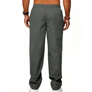 Rückansicht der lockeren grauen Herrenhose mit geradem Bein und Gesäßtaschen.