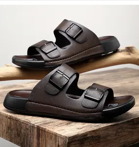 Gros plan de sandales pour hommes en cuir marron avec doubles boucles