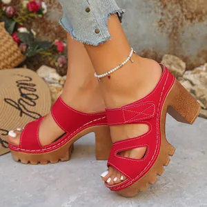 Nahaufnahme rote Plateau-Sandalen mit Peeptoe, Blockabsatz und weißen Nähten