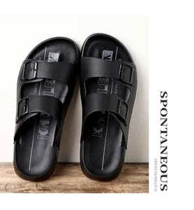 Vue détaillée des sandales noires pour hommes à double bride avec boucles réglables et texture cuir