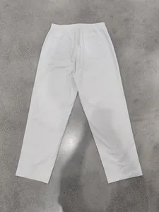 Rückansicht einer weißen, lässigen Herren-Stoffhose mit geradem Bein und Gummizug.