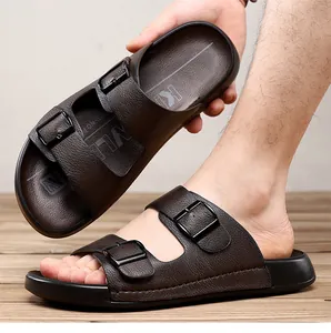 Vue détaillée de sandales en cuir marron foncé pour hommes avec boucles réglables
