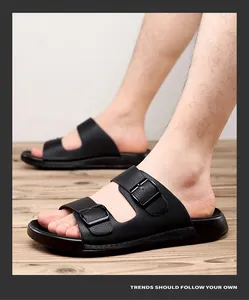 Vue détaillée de sandales noires à double boucle pour hommes portées par un mannequin
