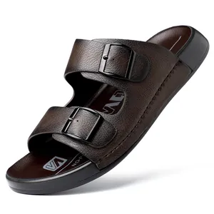 Vue détaillée de sandales en cuir marron pour hommes avec boucles noires réglables