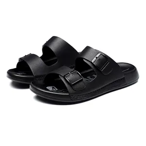 Vue détaillée de sandales noires pour hommes à double boucle avec texture cuir