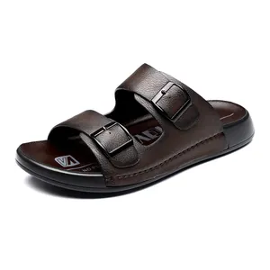 Vue détaillée de sandales pour hommes en similicuir marron à double boucle réglable