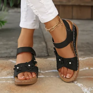 Elegante schwarze Plateausandalen für Damen mit 3D-Blütenakzenten und Klettverschluss.