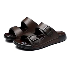 Vue détaillée des claquettes en cuir marron foncé à double boucle pour hommes