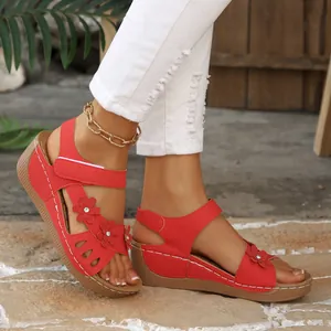 Elegante rote Plateausandalen mit Keilabsatz, Blumenapplikationen und Klettverschlussband