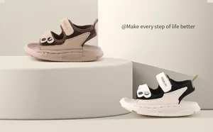 Détail de deux paires de sandales bicolores pour tout-petits sur des socles minimalistes.