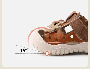 Gros plan d'une sandale marron pour enfant avec un design d'orteil à 15 degrés.