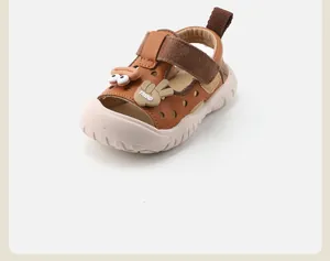 Vue détaillée de sandales marron pour tout-petits avec patchs de dessins animés et semelle souple