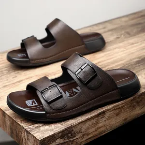 Détail de sandales en cuir marron pour hommes avec doubles boucles réglables