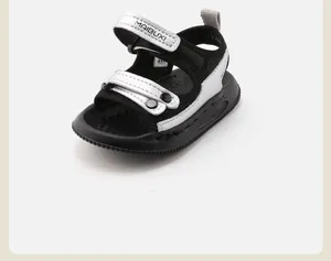 Sandales antidérapantes pour bébés avec détails en maille et cuir synthétique