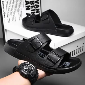 Vue détaillée des claquettes noires pour hommes à double boucle, aspect cuir