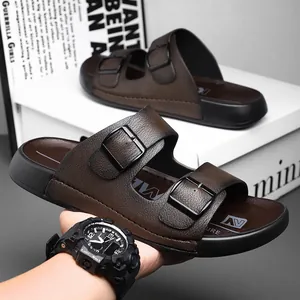 Détail des sandales en cuir marron pour hommes avec des boucles réglables pour l'été