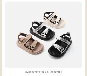 Vue détaillée de quatre paires de sandales bicolores pour bébé sur fond blanc épuré.