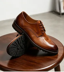 Vista detallada de zapatos de vestir en cuero marrón con suelas gruesas de goma para hombre