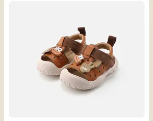 Détail de sandales de marche pour tout-petits avec orteil fermé et semelle souple