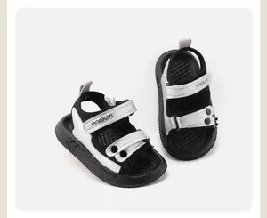Vue détaillée des sandales pour tout-petits noires et argentées avec Velcro réglable