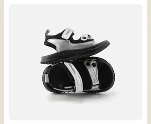 Vue détaillée des sandales bébé argent et noir avec semelle antidérapante et Velcro.