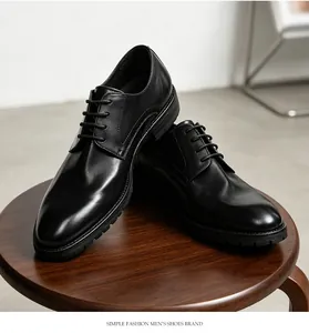 Vista detallada de zapatos de vestir para hombre en cuero negro genuino de alta calidad