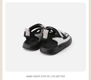 Vue arrière de sandales bicolores pour bébé avec semelles antidérapantes pour l'été.