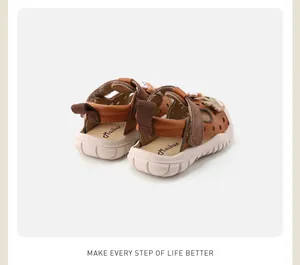Détail arrière de sandales en cuir marron respirant pour bébés avec semelles souples