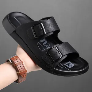 Sandales noires de luxe pour hommes avec boucles et texture cuir pour la plage