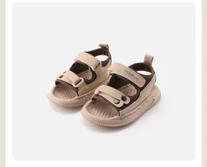Détail montrant le design bicolore et la semelle antidérapante de ces sandales pour enfants.