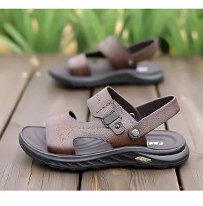 Vue latérale détaillée de sandales d'extérieur pour hommes en cuir marron sur bois