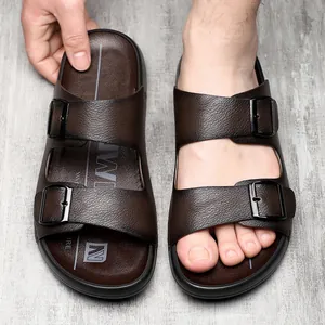 Sandales pour hommes marron foncé classiques avec doubles boucles réglables.