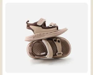 Vue détaillée de sandales respirantes pour bébés avec scratchs en marron et beige