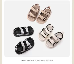 Aperçu de trois paires de sandales pour bébés bicolores sur un fond épuré.