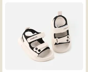 Vue détaillée de sandales d'été élégantes pour bébé beige et noir avec semelles.