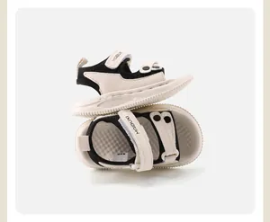 Vue détaillée de sandales bicolores pour bébé avec semelles antidérapantes pour l'été