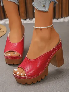 Stilvolle rote Plateau-Mules mit Steppmuster, Blockabsatz und offenem Zehendesign für Damen