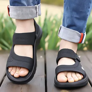 Sandales en cuir noir respirantes pour hommes, idéales pour les sorties d'été à la plage