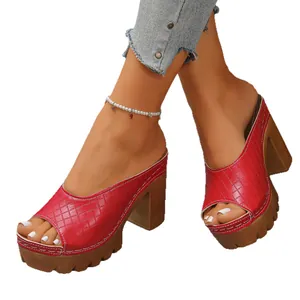 Sandali con plateau rossi alla moda per donna con tacco a blocco e design strutturato