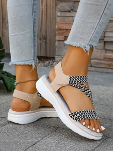 Modische nude flache Sandalen für Damen mit schwarz-weißen geflochtenen Riemen für Sommer