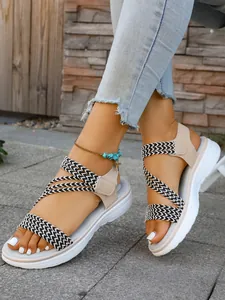 Bequeme Damen-Flachsandale mit geflochtenen Riemen und leichter weißer Sohle