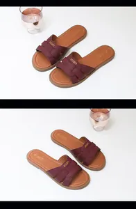 Dettaglio della trama in ecopelle bordeaux e del logo mian dorato su questo sandalo