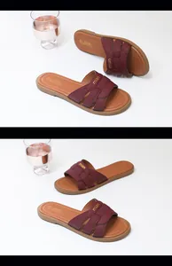 Dettaglio dei sandali piatti bordeaux per bambine con cinturino intrecciato e logo mian.