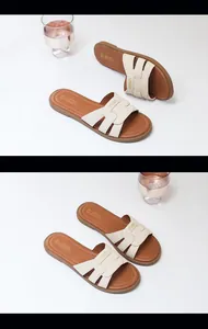 Pantofole beige per bambine su sfondo bianco con dettaglio in vetro decorativo