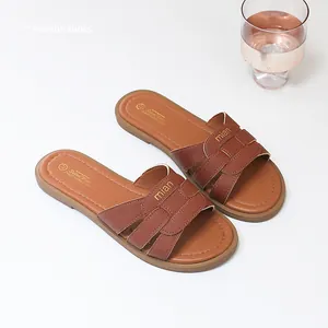 Ciabatte piatte marroni da ragazza con cinturini in pelle intrecciata per l'estate casual