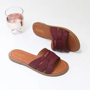 Sandali piatti da bambina con cinturini in pelle intrecciata bordeaux per l'estate