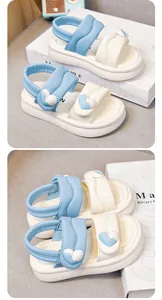 Detailansicht der süßen Prinzessinnen-Sandalen für Mädchen mit blauen Herz-Details.
