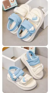 Detaillierte Ansicht der süßen blau-weißen Kindersandalen mit gepufften Herz-Riemen.